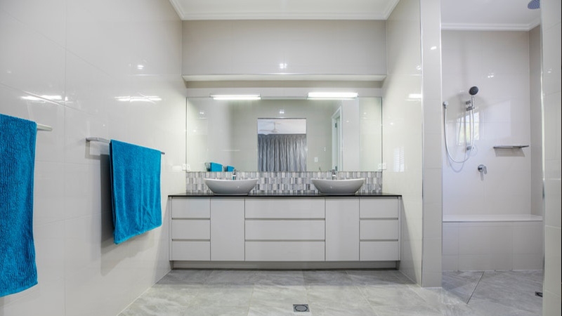 white-bathroom-interior (1)
